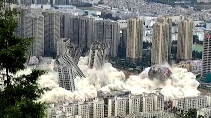 V Číně odstřelili 15 mrakodrapů najednou